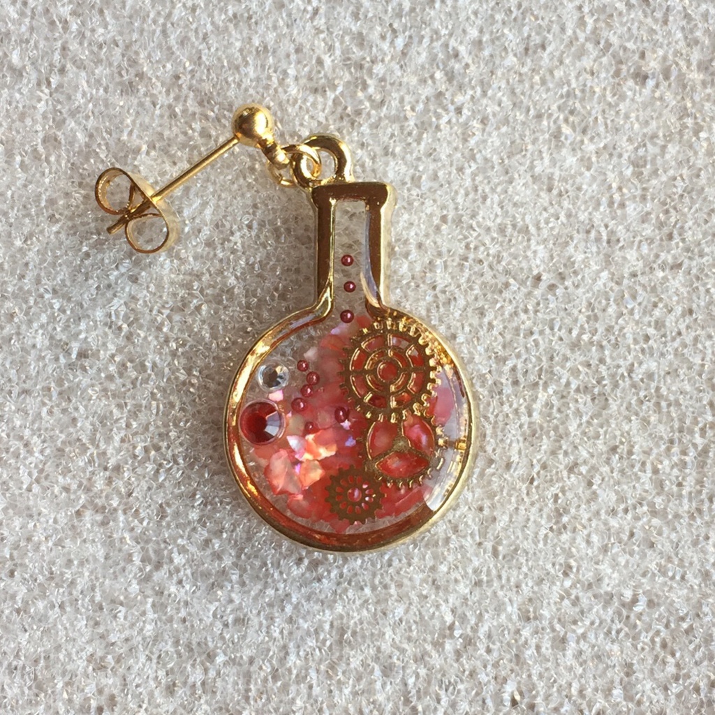 刻を閉じ込めた丸底フラスコピアス