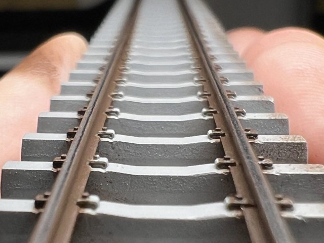 【Nゲージ 】Nゲージ 精密ディスプレイレール(PCマクラギ・継目板再現 /未塗装 1両展示用)