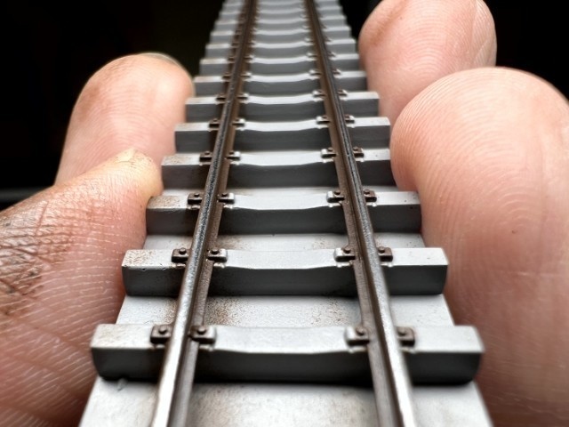 【Nゲージ 】Nゲージ 精密ディスプレイレール(PCマクラギ・継目板再現 /未塗装 1両展示用)