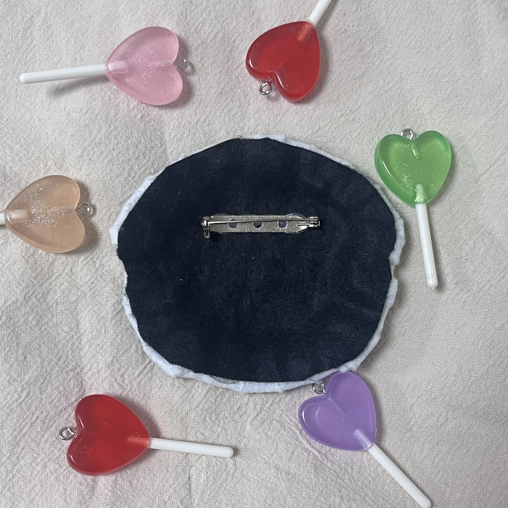 画家刺繍ブローチ