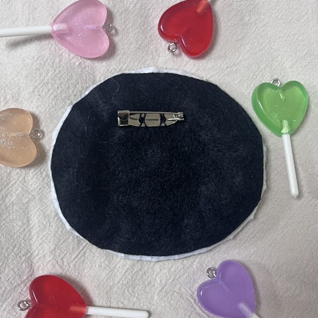 墓守刺繍ブローチ