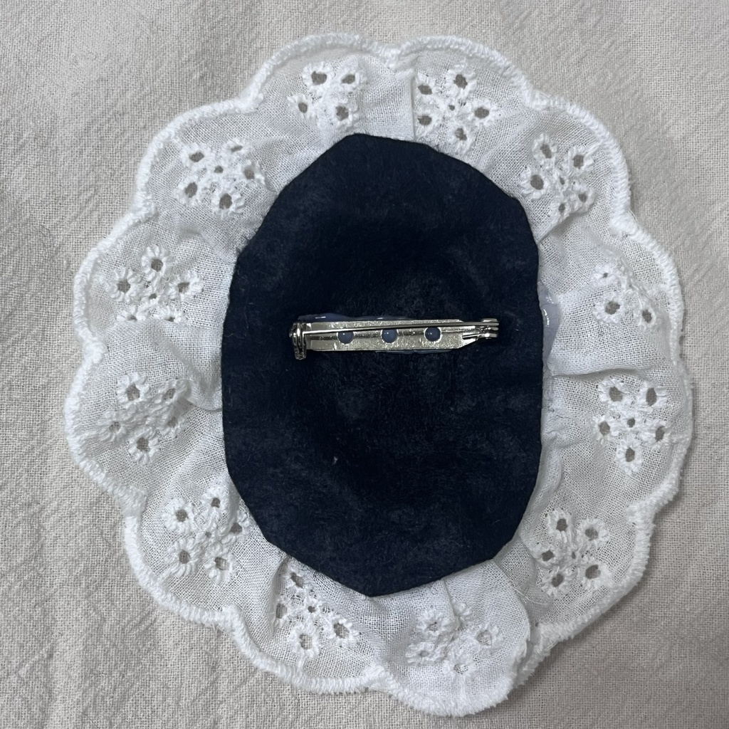 ポストマン刺繍カメオ風フリルブローチ