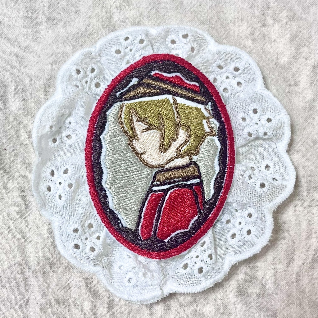 ポストマン刺繍カメオ風フリルブローチ