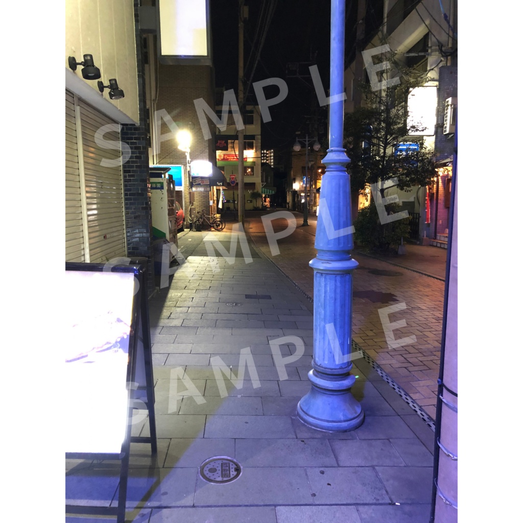 夜の街並みと青い街灯|路地の写真ポスター・デジタルダウンロード|Blue Night Alley