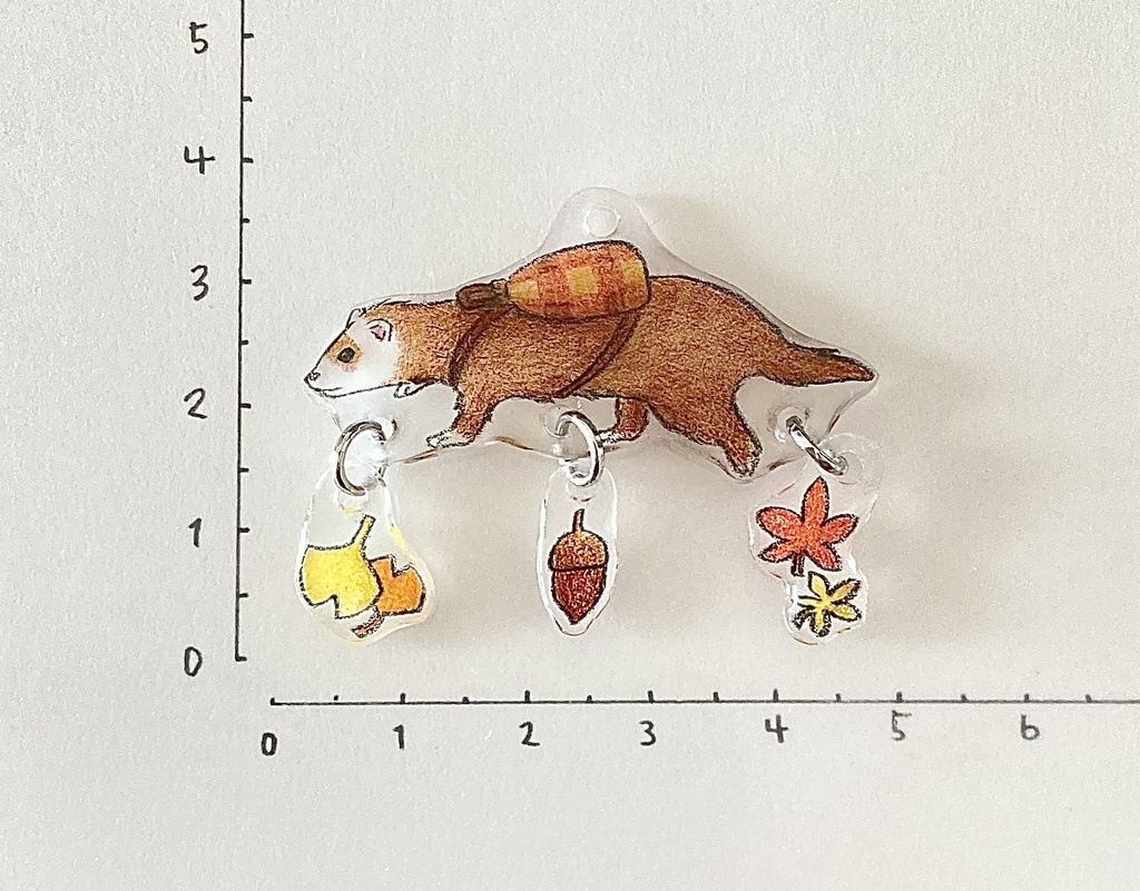 フェレットと秋の散歩道ゆらゆらチャーム