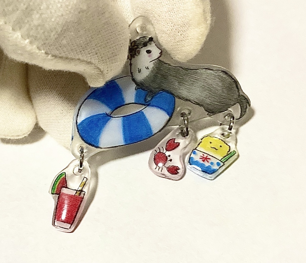 フェレットと青い浮き輪とゆらゆらチャーム