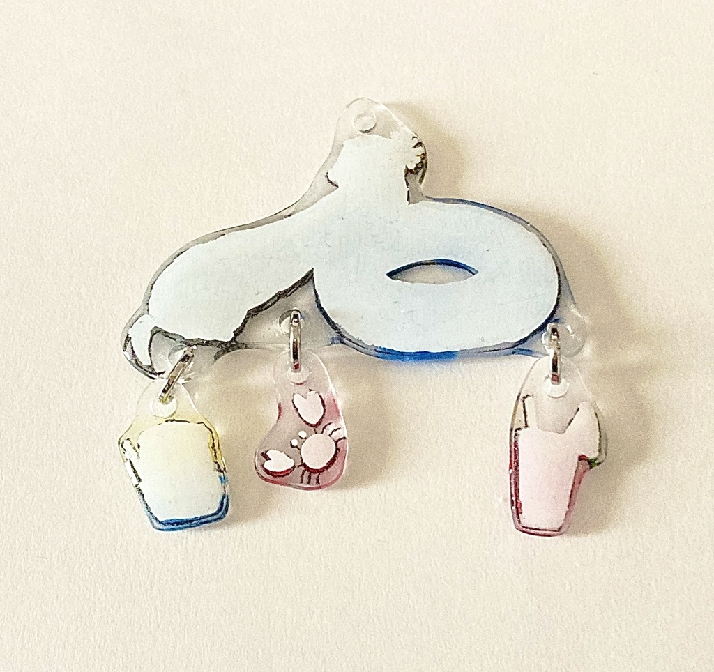 フェレットと青い浮き輪とゆらゆらチャーム