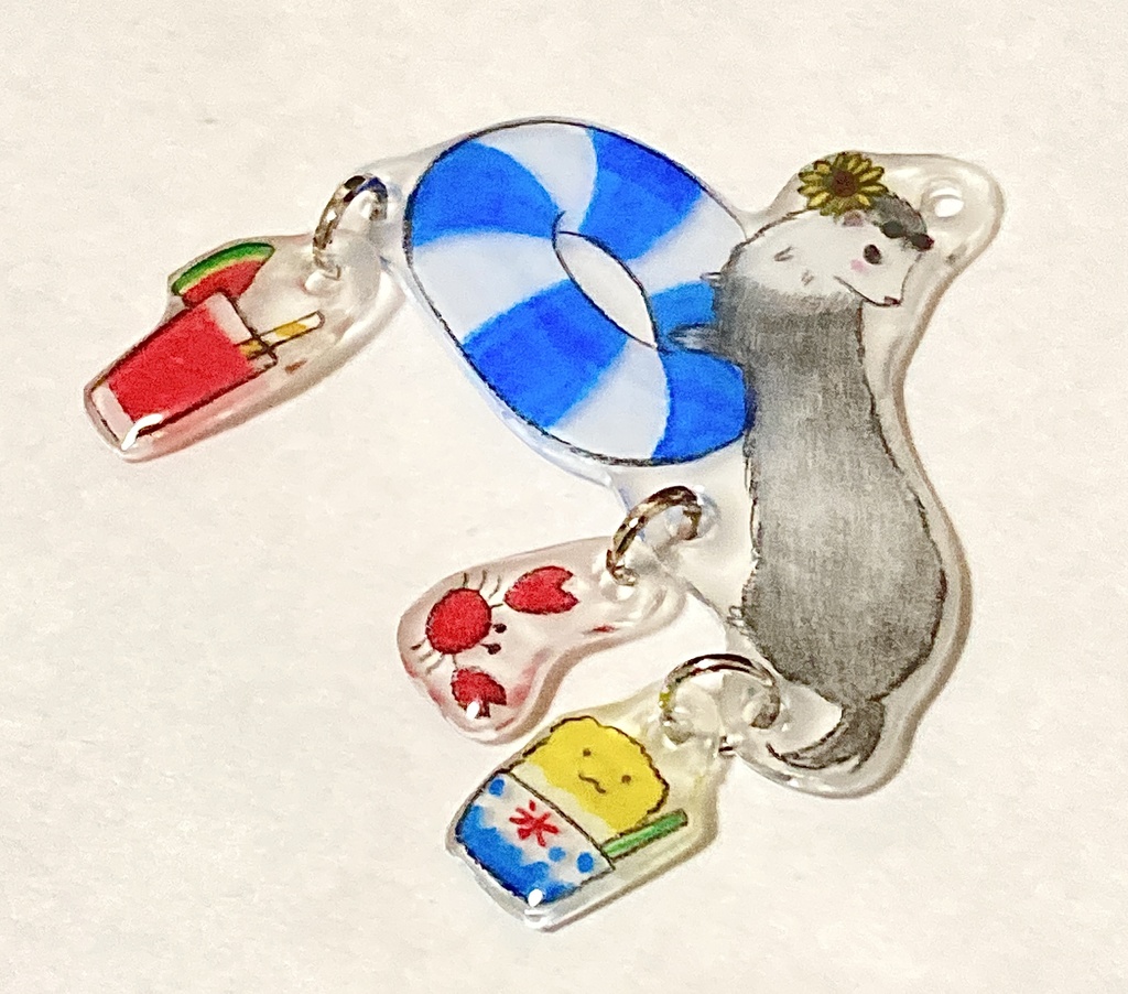 フェレットと青い浮き輪とゆらゆらチャーム