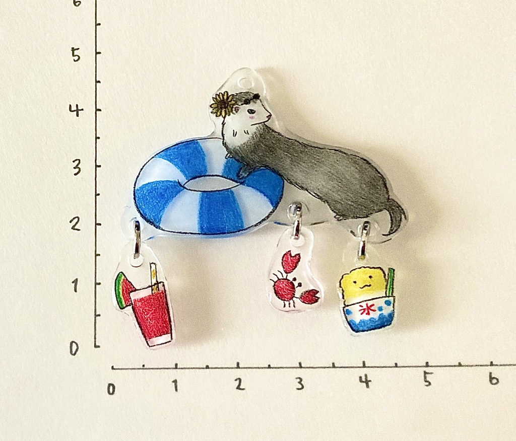 フェレットと青い浮き輪とゆらゆらチャーム