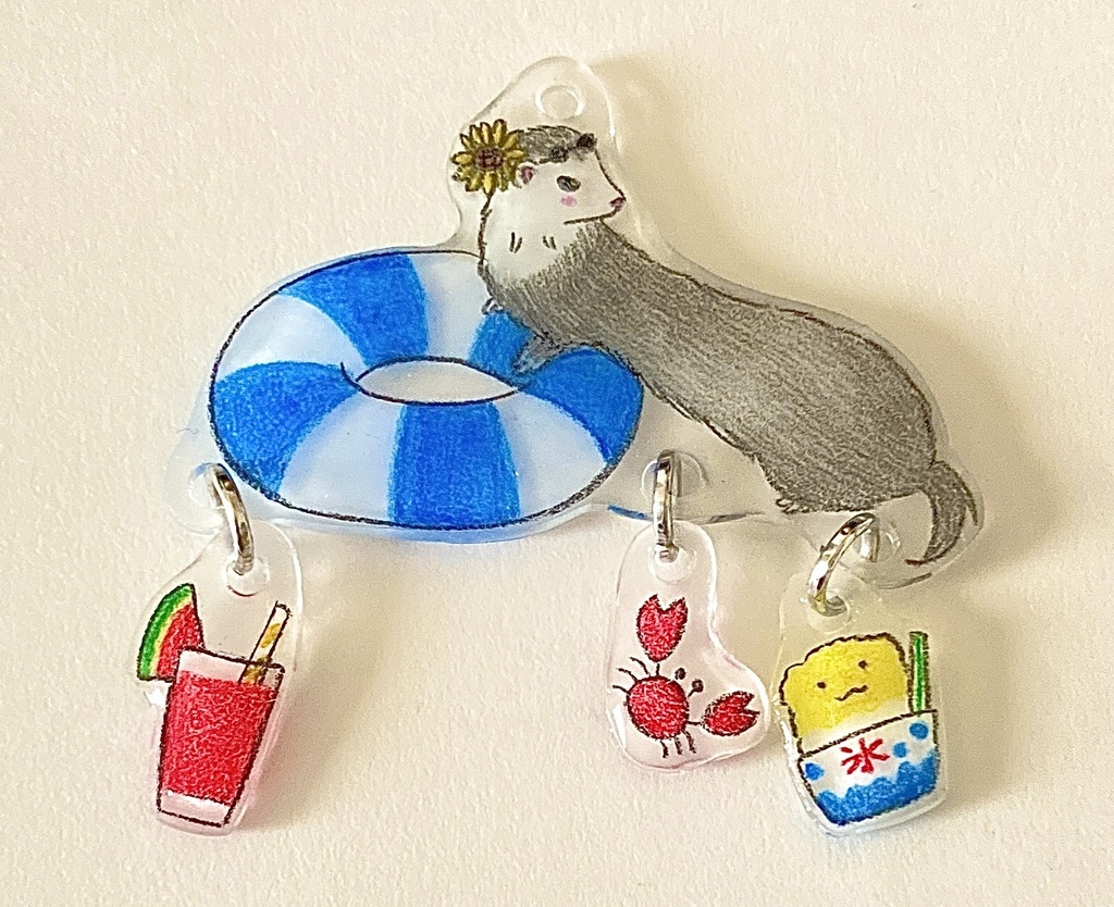 フェレットと青い浮き輪とゆらゆらチャーム