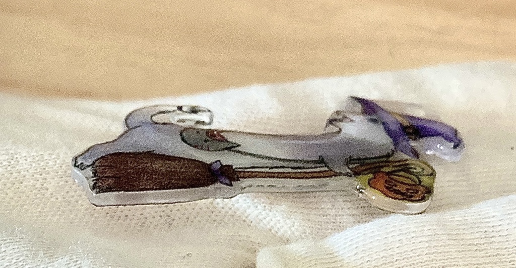 「魔法使い見習いのフェレットと魔法のほうき」チャーム