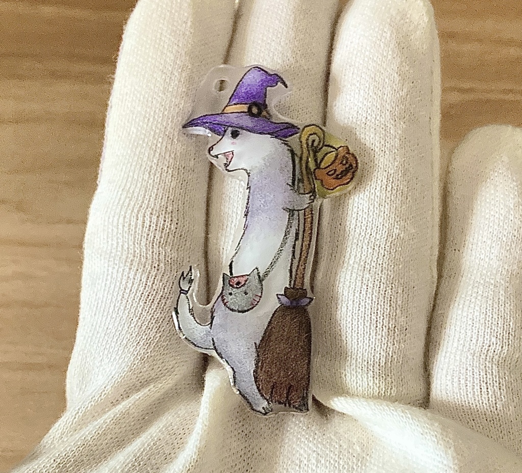 「魔法使い見習いのフェレットと魔法のほうき」チャーム