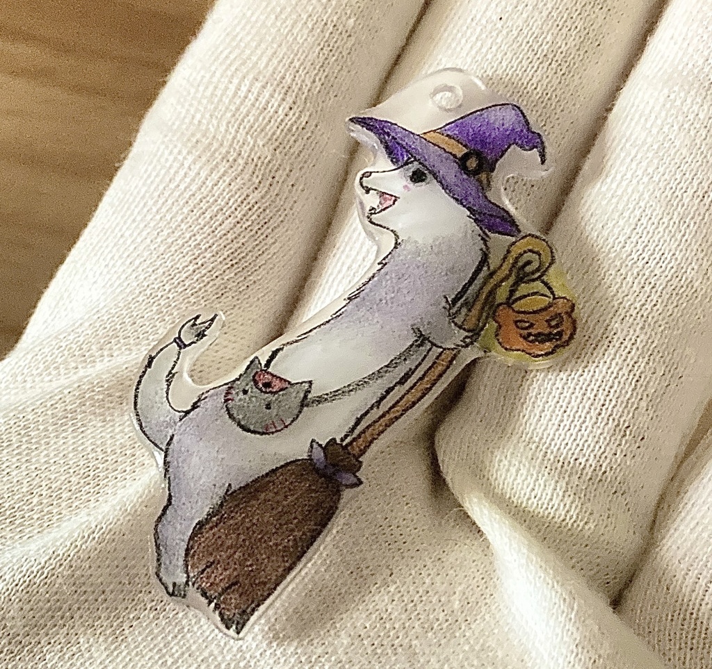 「魔法使い見習いのフェレットと魔法のほうき」チャーム