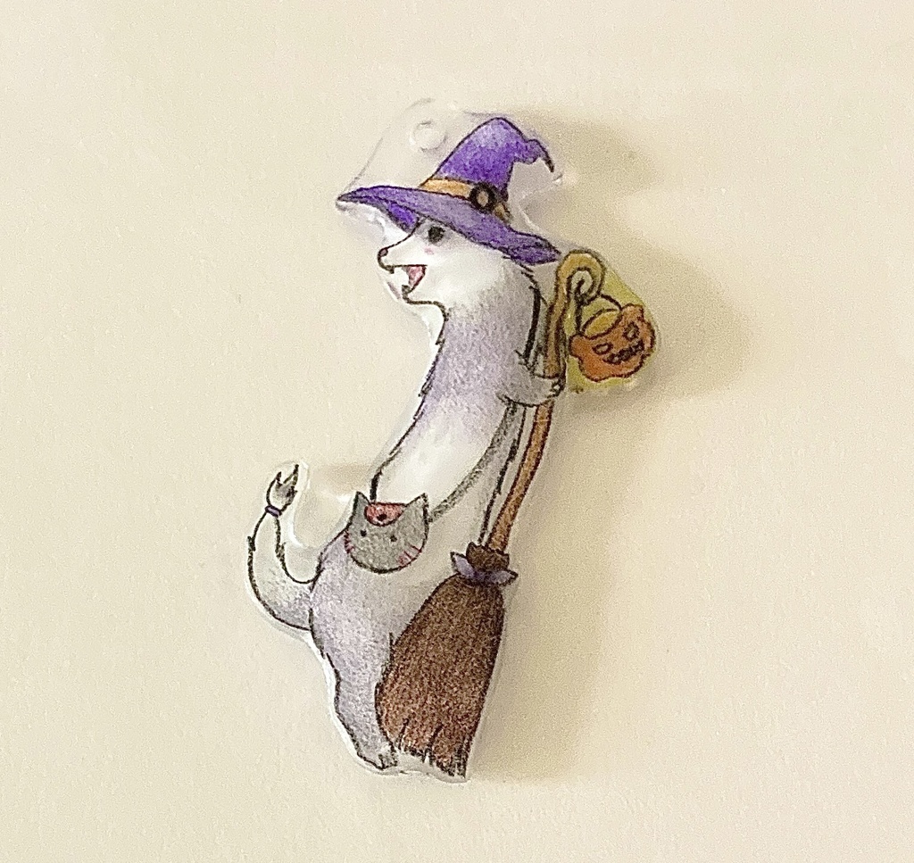 「魔法使い見習いのフェレットと魔法のほうき」チャーム