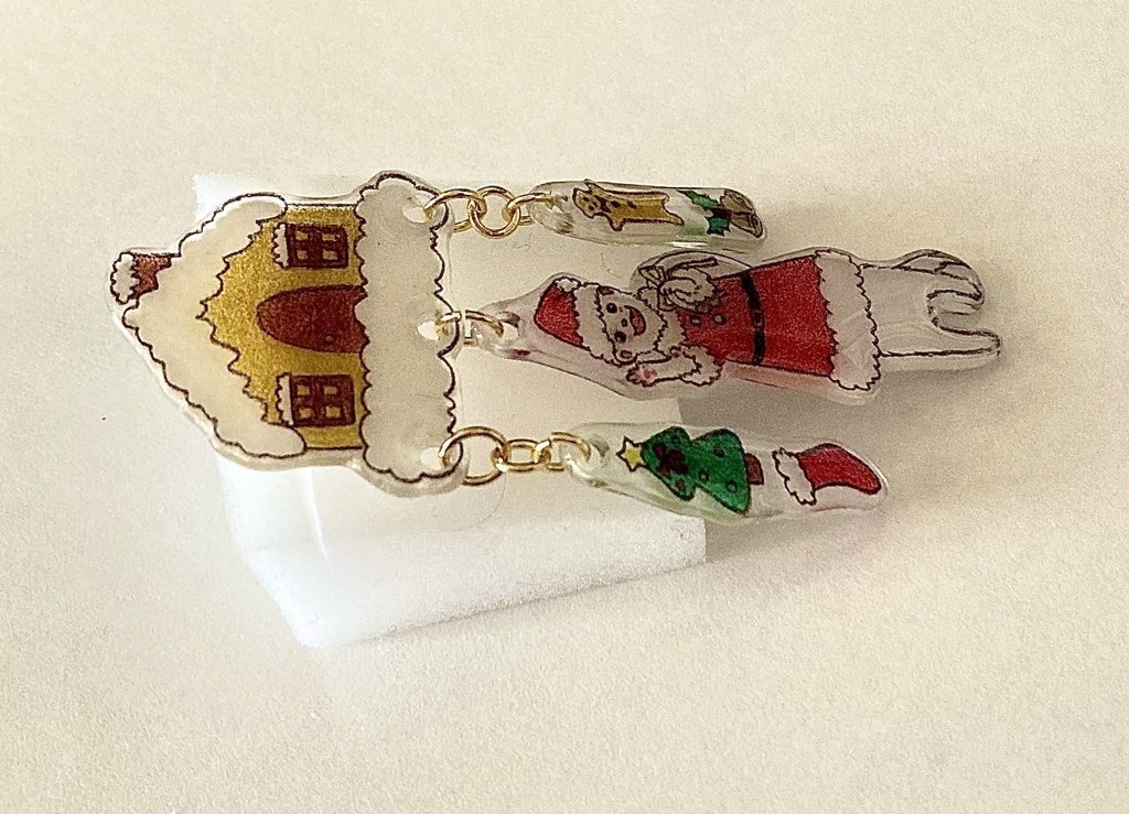 サンタフェレットとクリスマスのおうちブローチ