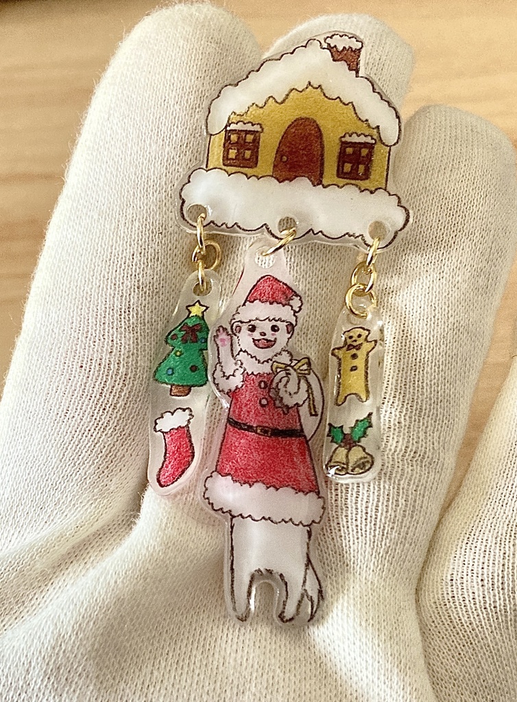 サンタフェレットとクリスマスのおうちブローチ