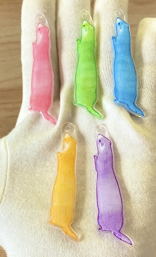 好奇心いっぱい!見上げるフェレットのマルチカラーチャーム (全5種)