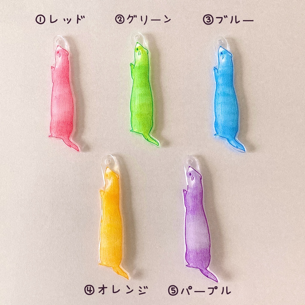 好奇心いっぱい!見上げるフェレットのマルチカラーチャーム (全5種)