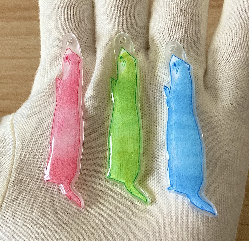 好奇心いっぱい!見上げるフェレットのマルチカラーチャーム (全5種)