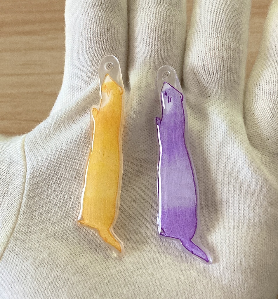 好奇心いっぱい!見上げるフェレットのマルチカラーチャーム (全5種)