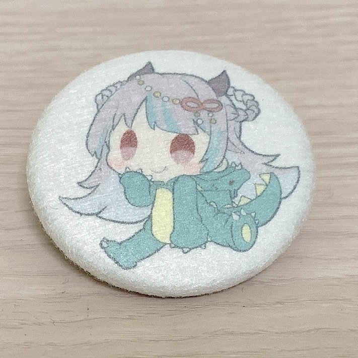 【残り僅か！】碑璻みりゅうSD 缶バッジ(桃肌) 38mm  【SD ドラゴン着ぐるみver.】