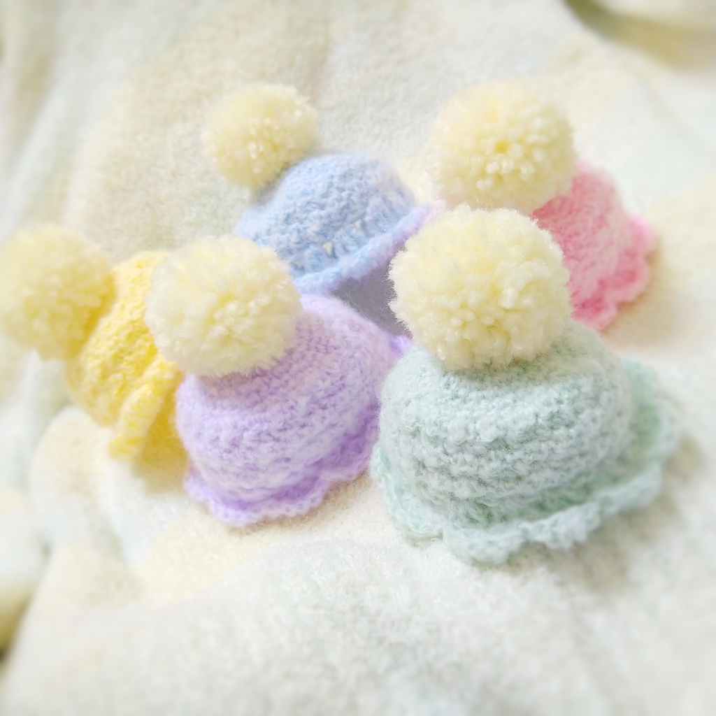 ポンポン付きフリル帽子