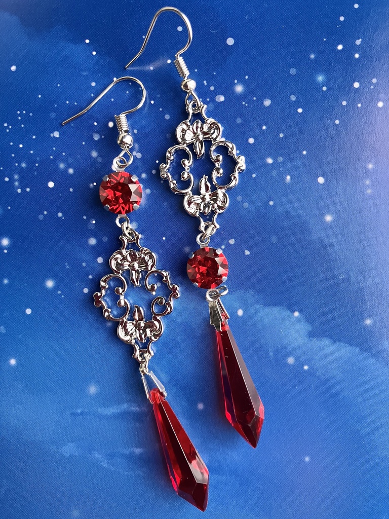真紅のクリスタル　ピアス　イヤリング