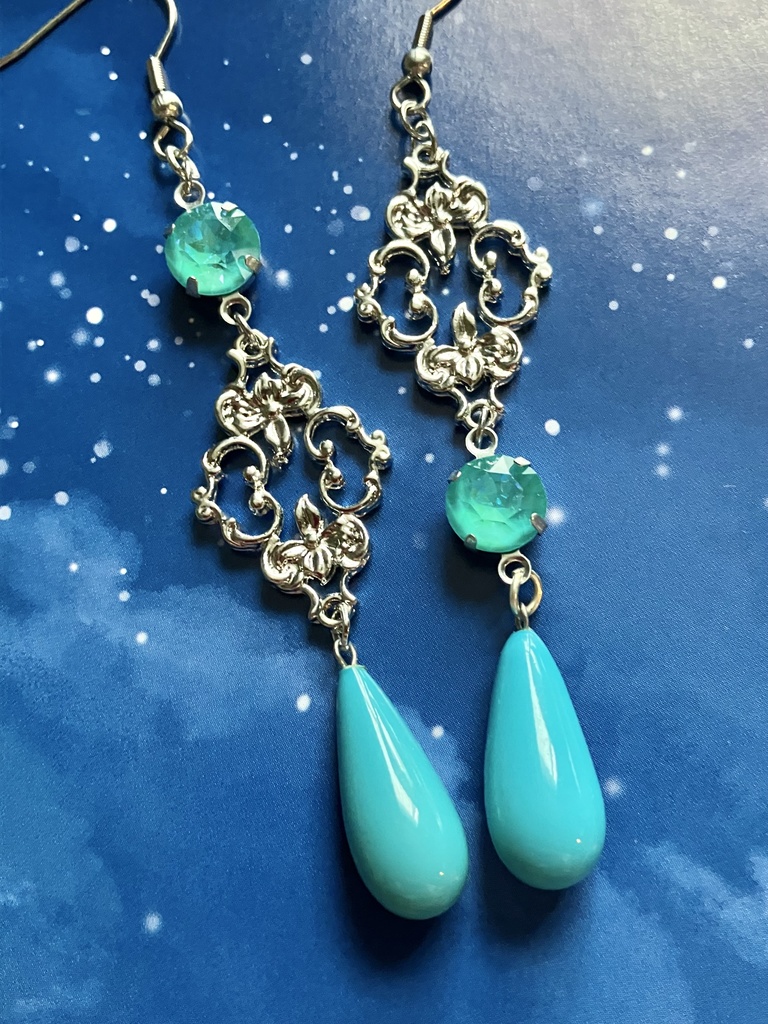 ターコイズブルーのガラスドロップ　アシンメトリーピアス　イヤリング