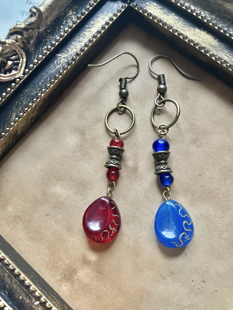 金の紋様　蒼と紅の宝玉ピアス　イヤリング