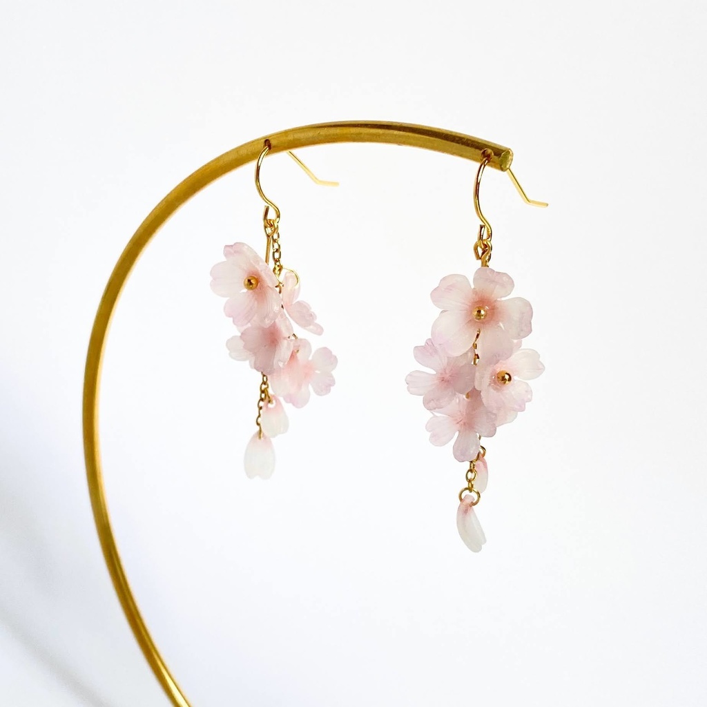 枝垂れ桜の耳飾り ピアス/イヤリング