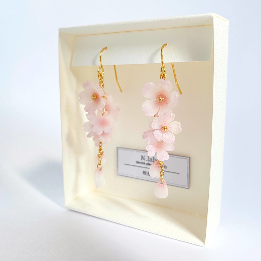 枝垂れ桜の耳飾り ピアス/イヤリング