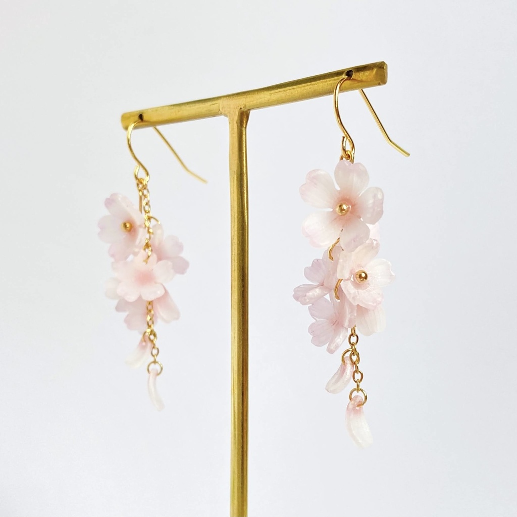 枝垂れ桜の耳飾り ピアス/イヤリング