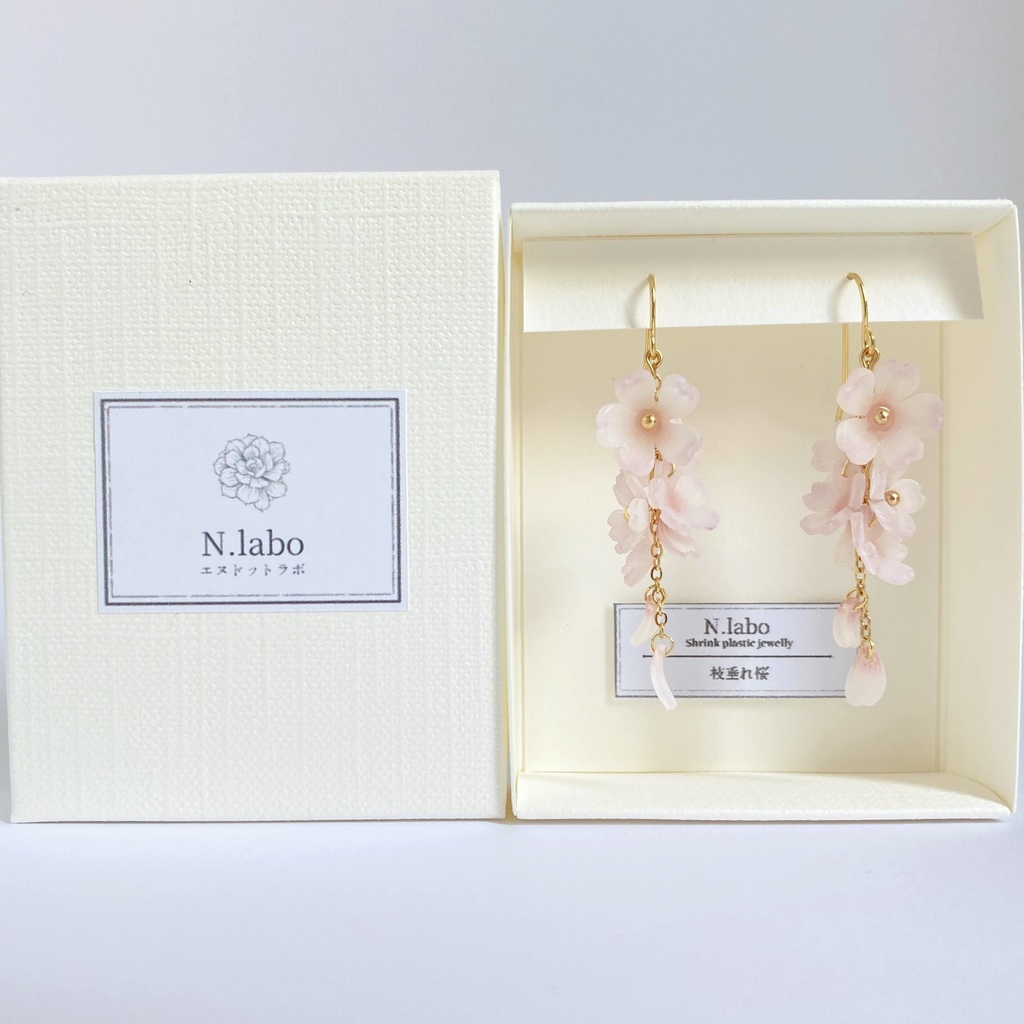 枝垂れ桜の耳飾り ピアス/イヤリング