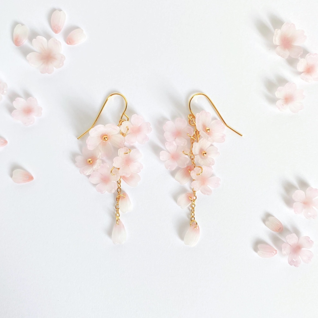 枝垂れ桜の耳飾り ピアス/イヤリング