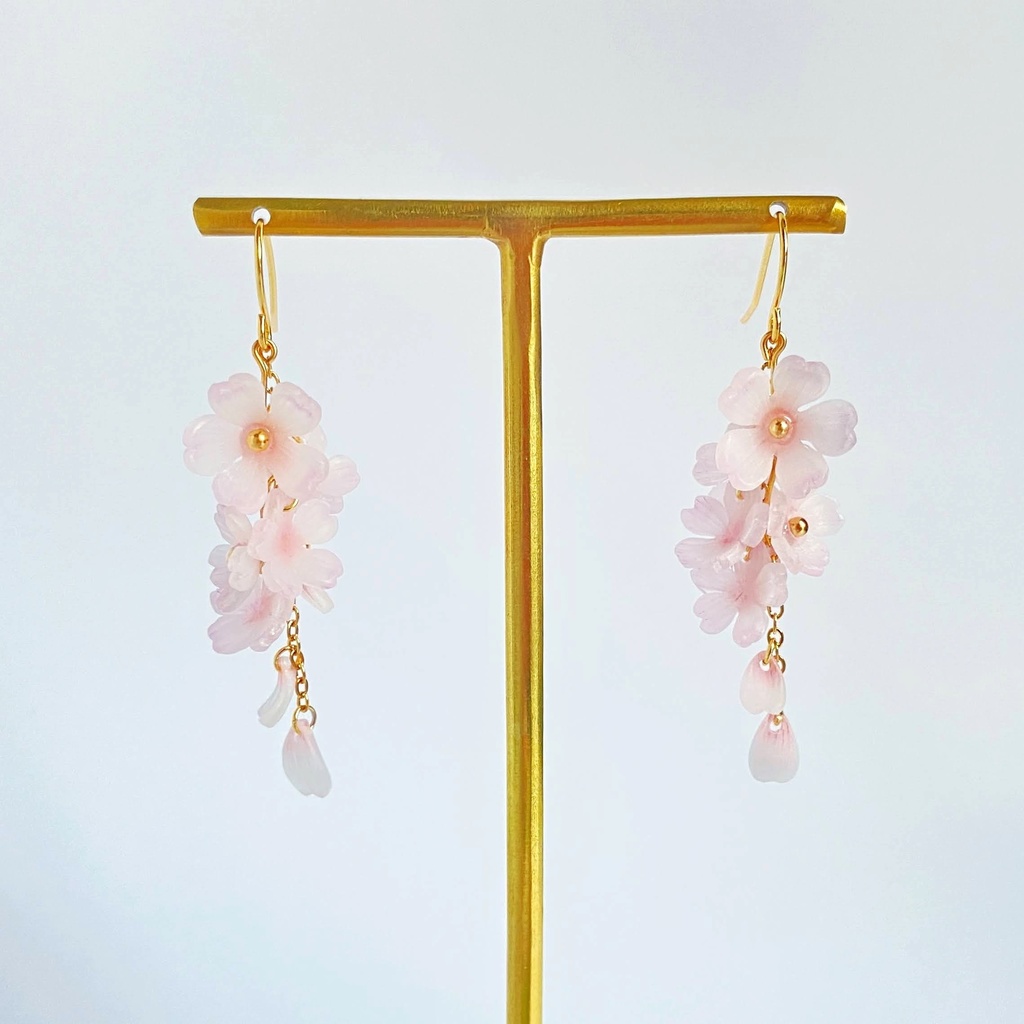 枝垂れ桜の耳飾り ピアス/イヤリング