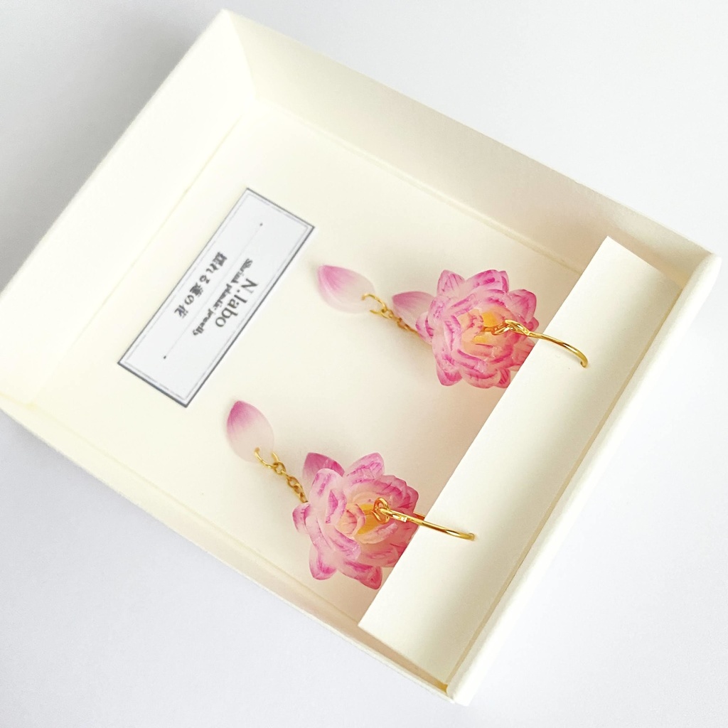 揺れる蓮の花の耳飾り【ピンク】ピアス/イヤリング
