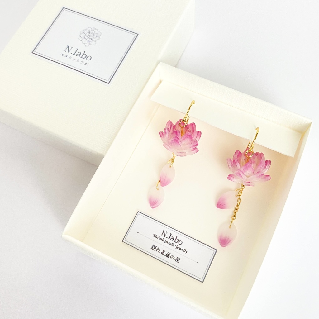 揺れる蓮の花の耳飾り【ピンク】ピアス/イヤリング
