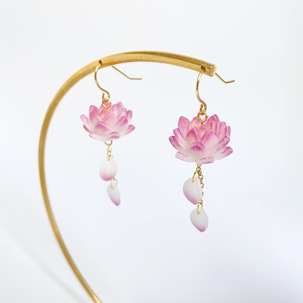 揺れる蓮の花の耳飾り【ピンク】ピアス/イヤリング