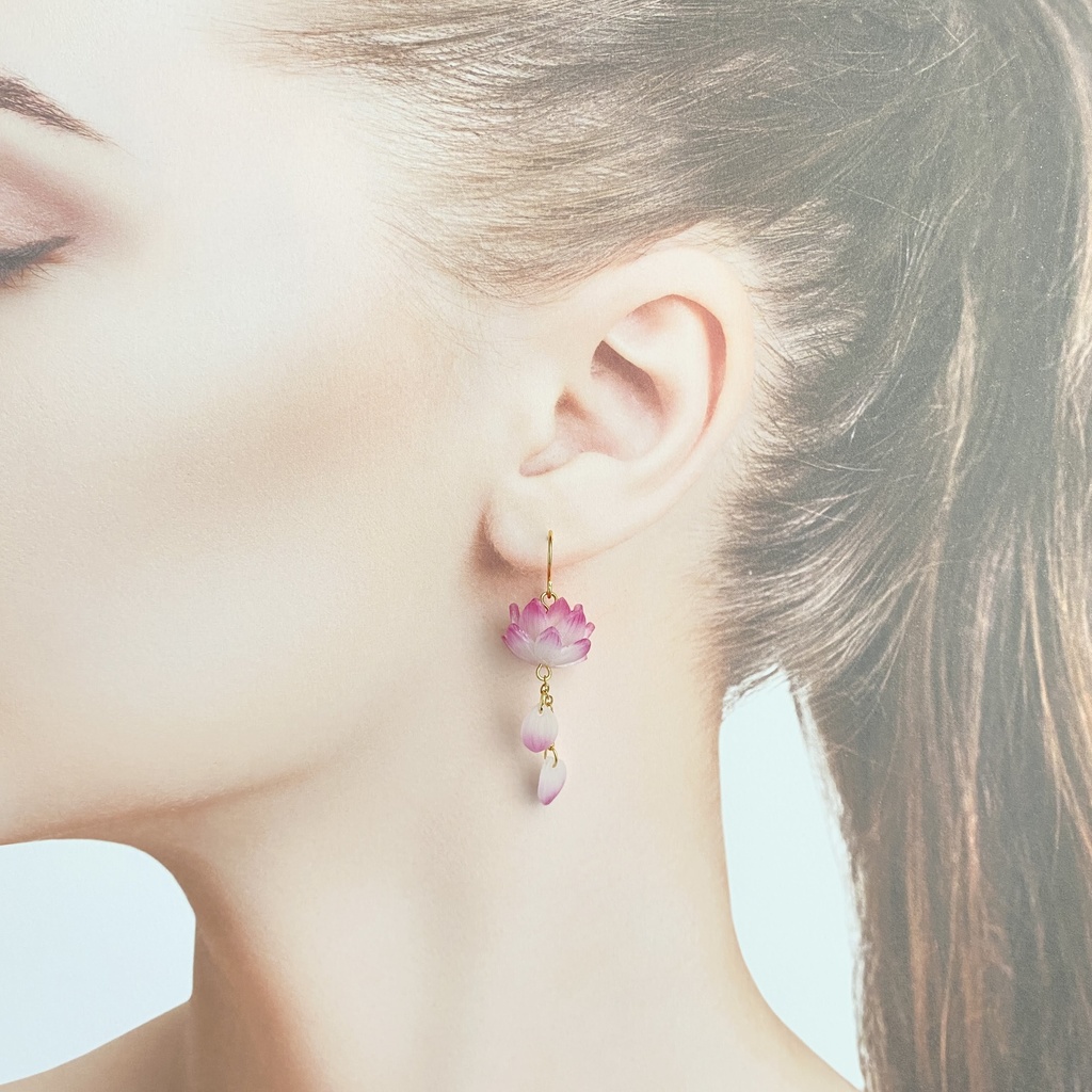 揺れる蓮の花の耳飾り【ピンク】ピアス/イヤリング