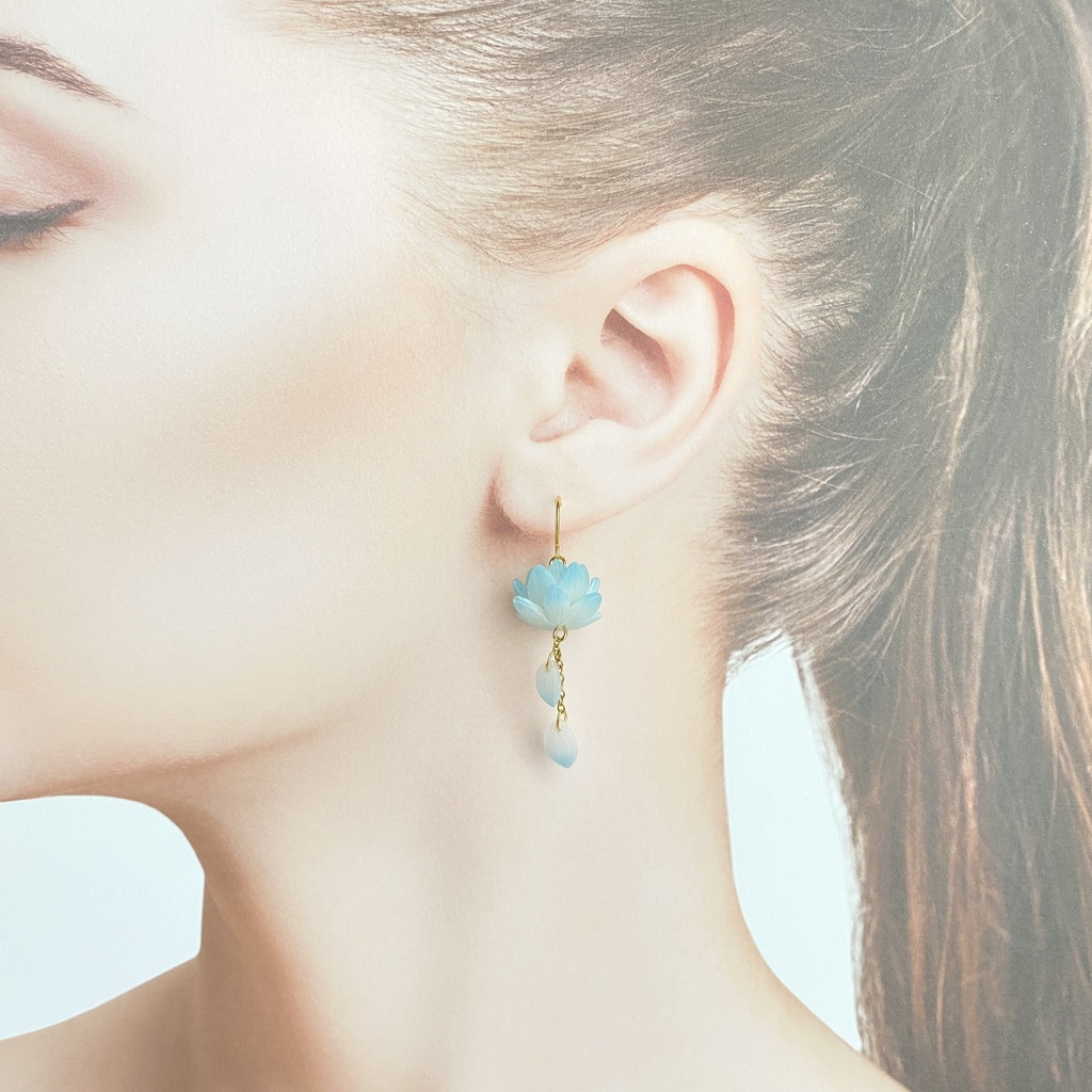 揺れる蓮の花の耳飾り【青】ピアス/イヤリング