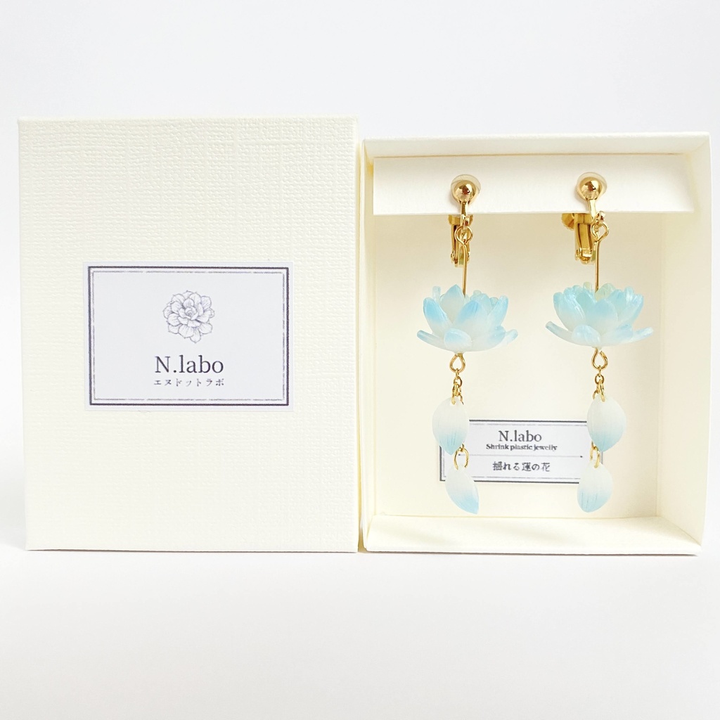 揺れる蓮の花の耳飾り【青】ピアス/イヤリング