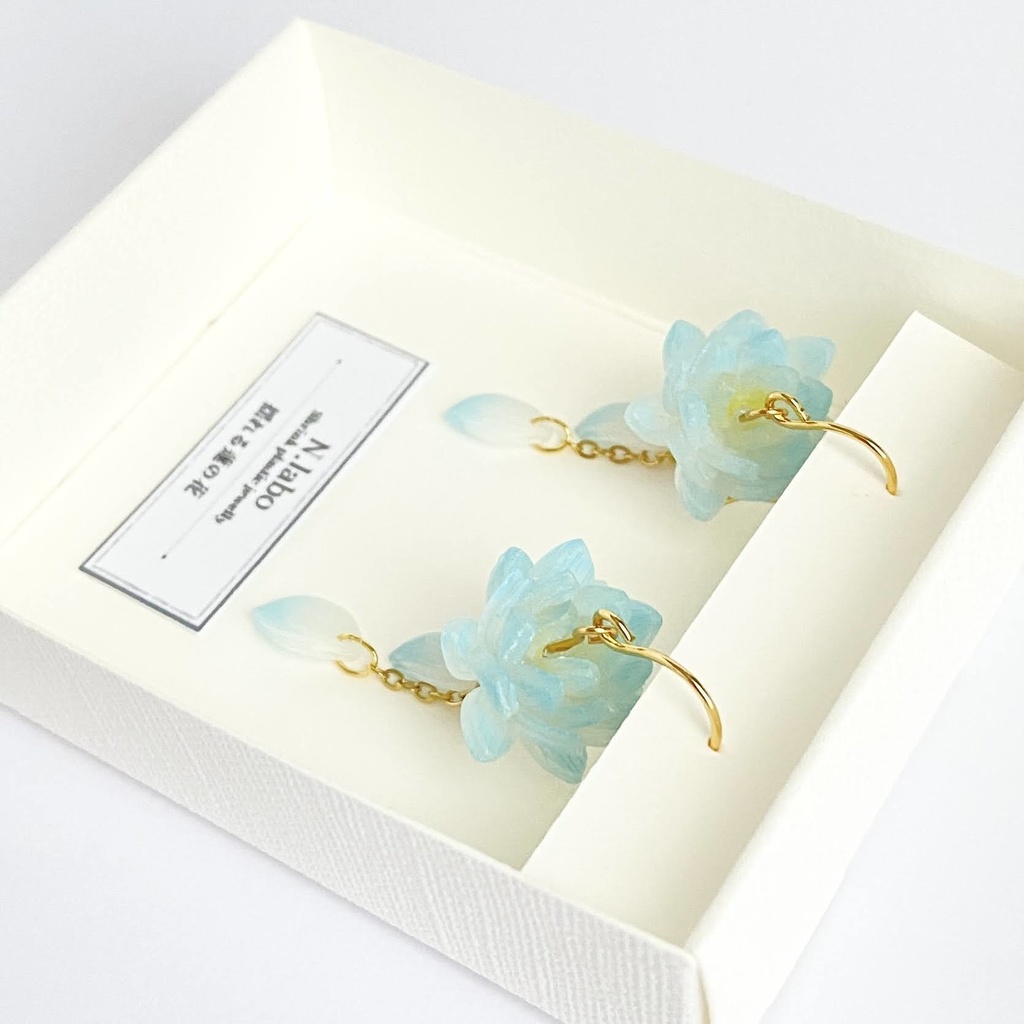 揺れる蓮の花の耳飾り【青】ピアス/イヤリング