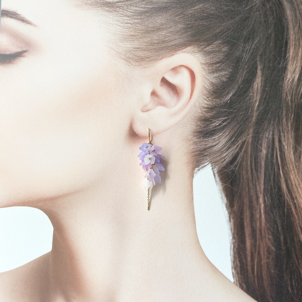 藤色の花(ロング) 揺れるピアス/イヤリング