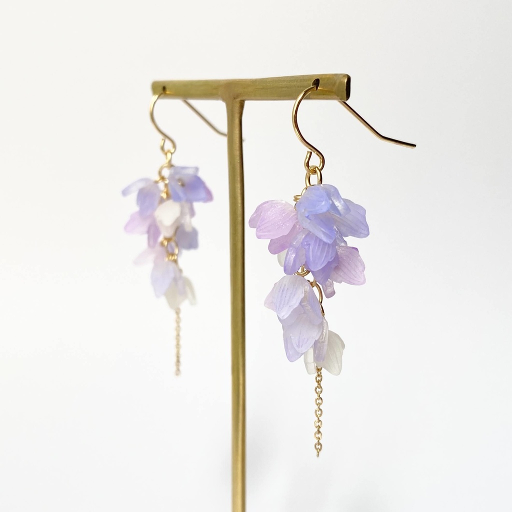 藤色の花(ロング) 揺れるピアス/イヤリング