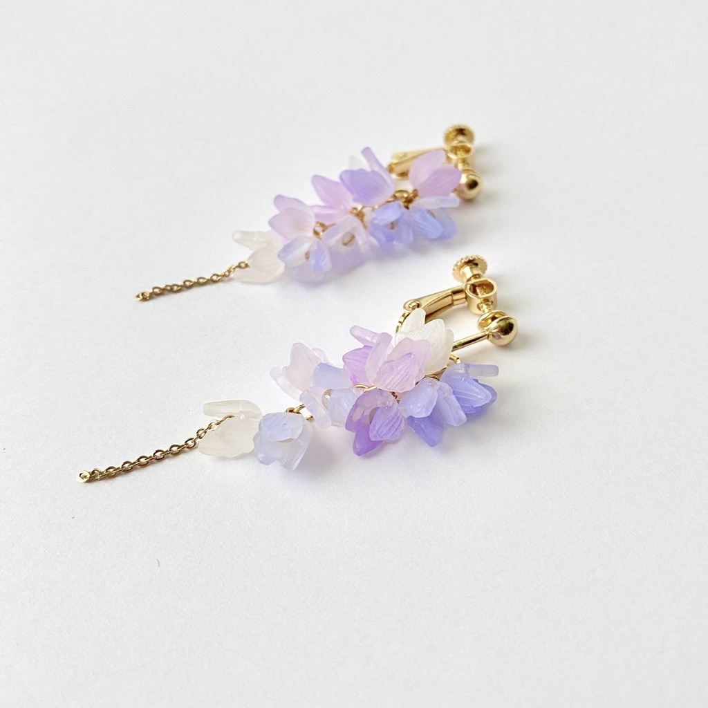 藤色の花(ロング) 揺れるピアス/イヤリング