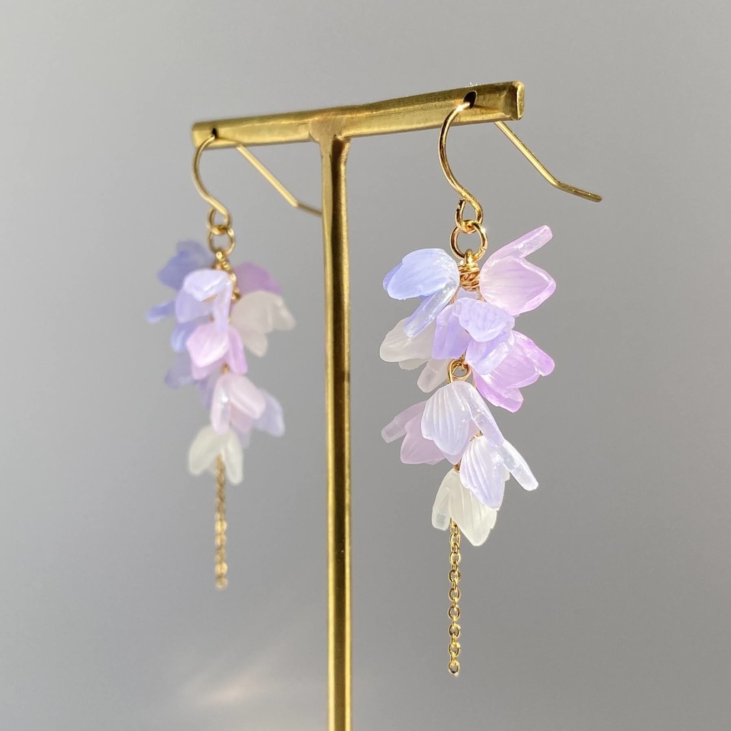 藤色の花(ロング) 揺れるピアス/イヤリング