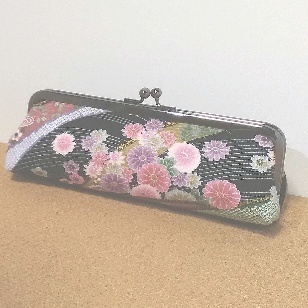 がま口ペンケース　桜斜め柄　黒系