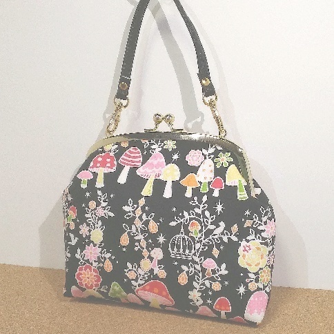 持ち手つきがま口ポーチ　キノコ　黒