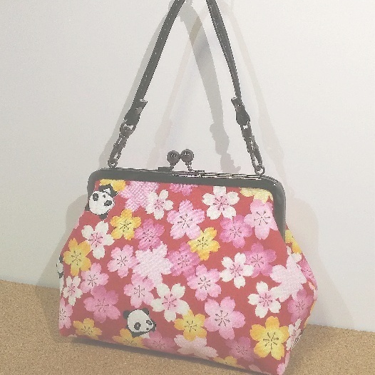 持ち手つきがま口ポーチ　桜とパンダ　赤