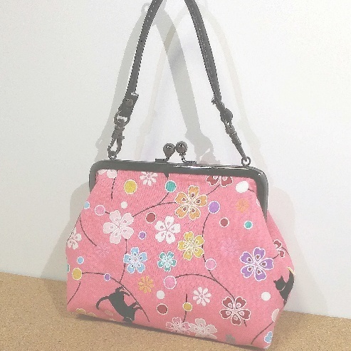 持ち手つきがま口ポーチ　桜とネコ